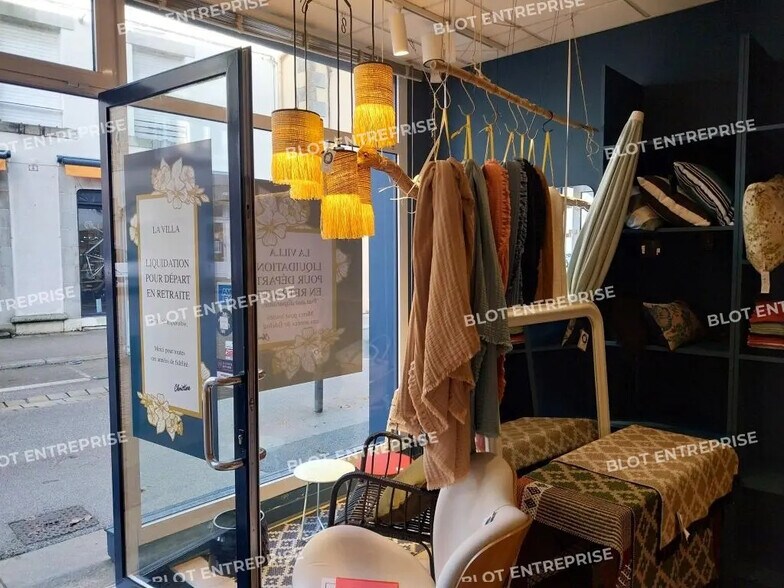 Retail in Fouesnant for lease - Interior Photo - Image 2 of 3