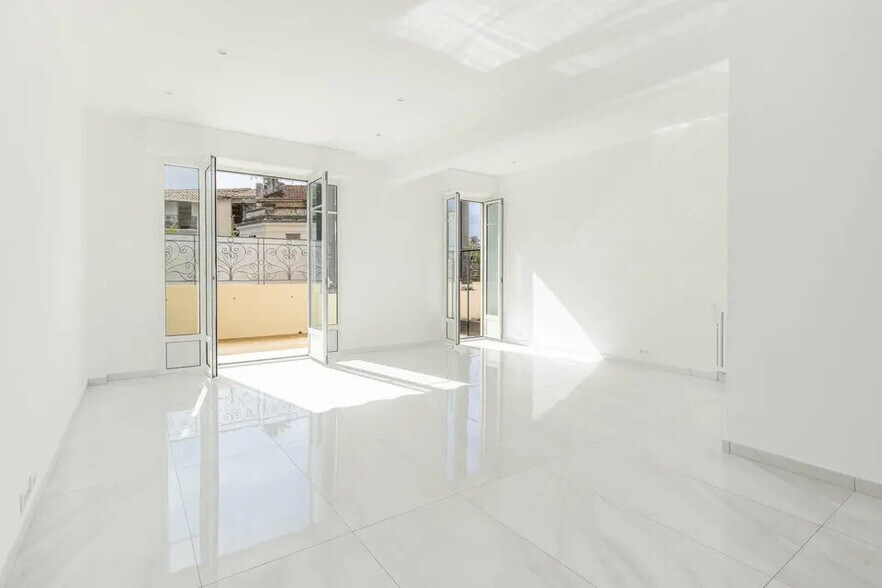 Office in Nice for lease - Interior Photo - Image 1 of 5