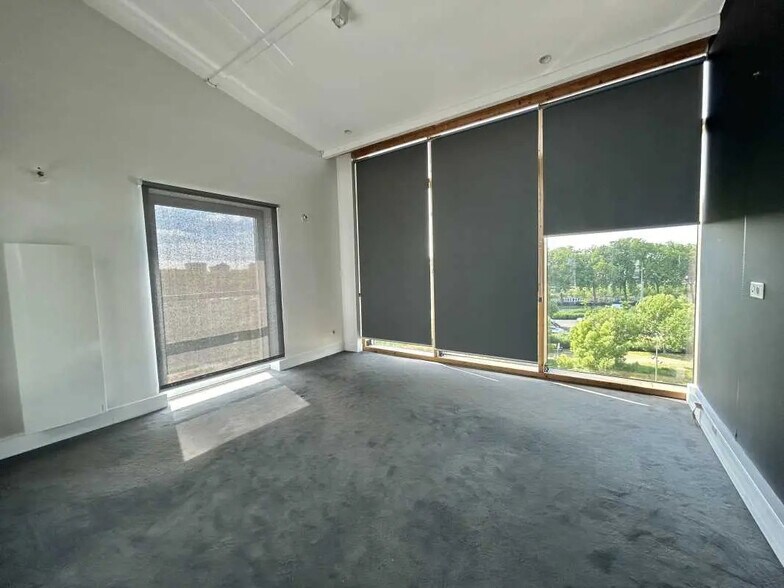107 Allée Francois Mitterrand, Rouen for lease - Interior Photo - Image 3 of 18
