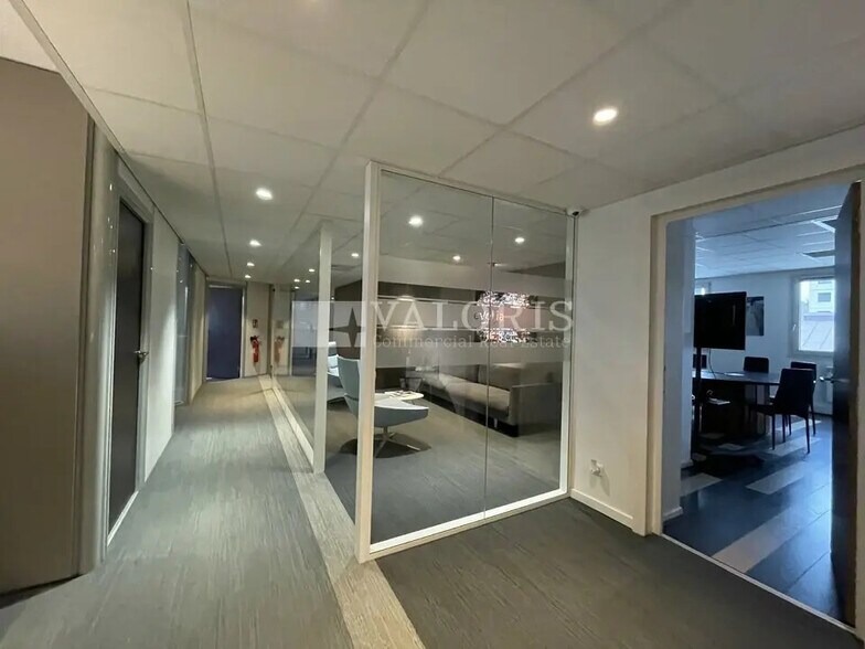 Office in Villeurbanne for lease - Building Photo - Image 1 of 5