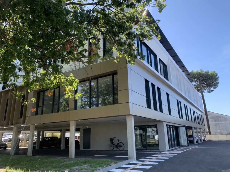 Office in Pessac for lease - Building Photo - Image 3 of 17