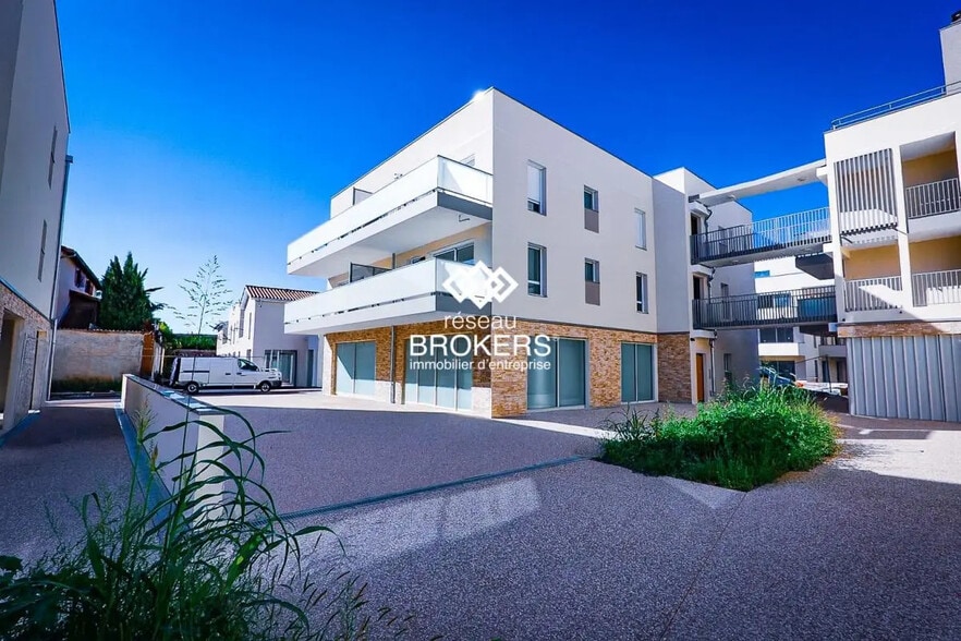 Retail in Pusignan for lease - Building Photo - Image 1 of 3