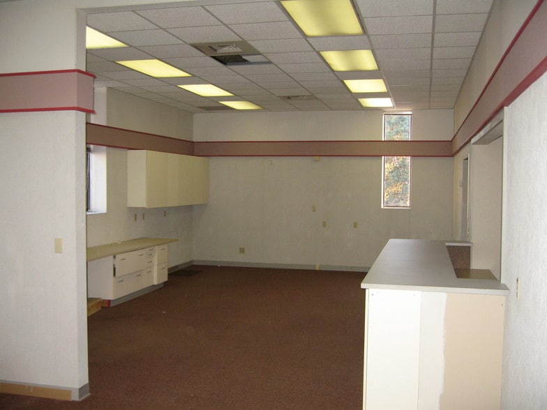 7 Thompson Rd, East Windsor, CT for lease - Building Photo - Image 3 of 11