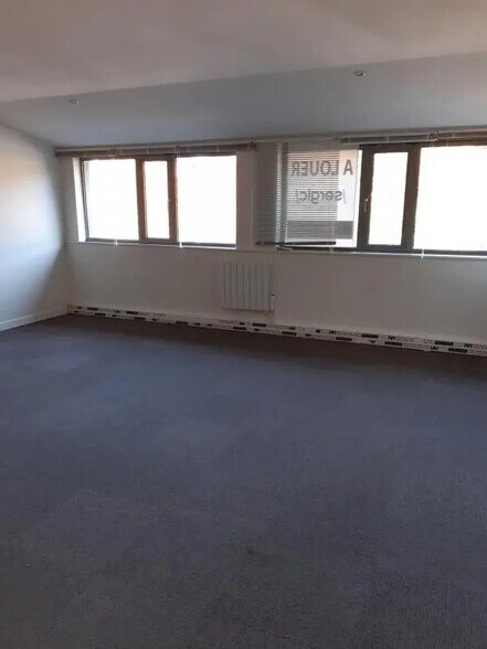 Rue Albert Einstein, Champs-sur-Marne for lease - Building Photo - Image 3 of 7