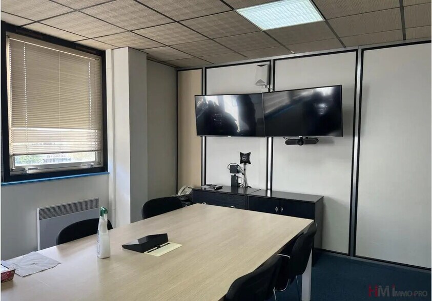 Office in Mont-Saint-Aignan for lease - Interior Photo - Image 2 of 7