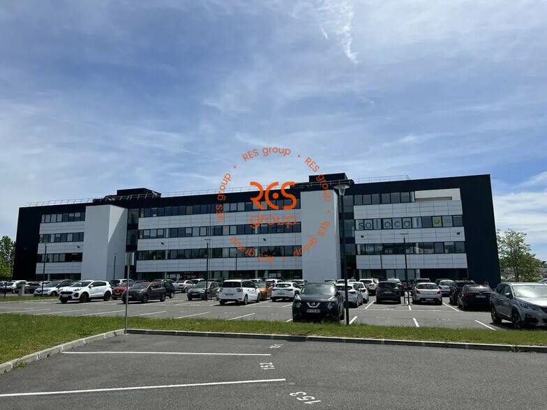 Office in Le Haillan for lease - Building Photo - Image 1 of 9