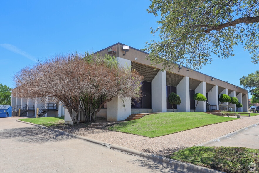 2201 Arlington Downs Rd, Arlington, TX for sale - Building Photo - Image 2 of 10