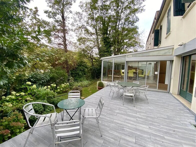 Office in Neuilly-sur-Seine for lease - Building Photo - Image 1 of 9