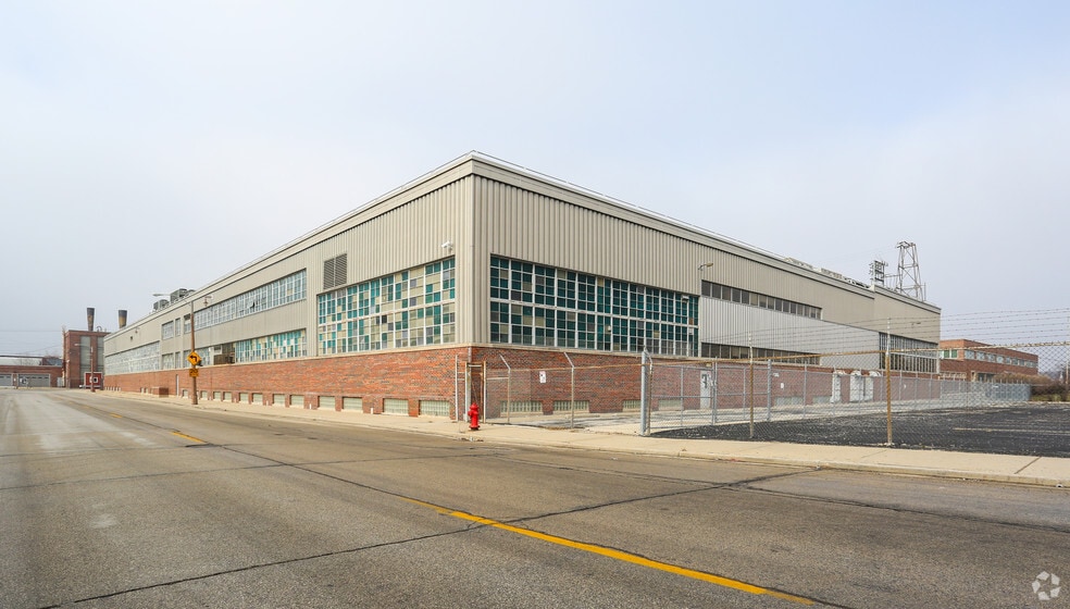 Milwaukee Business Park for Sale portfolio of 2 properties for sale on LoopNet.com - Primary Photo - Image 2 of 2