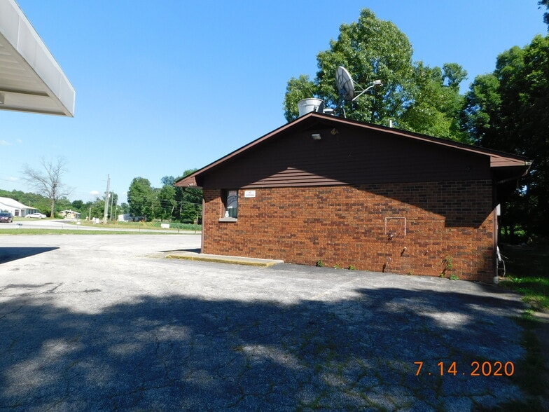 372 W Vincennes Trl, Pekin, IN for sale - Building Photo - Image 2 of 5