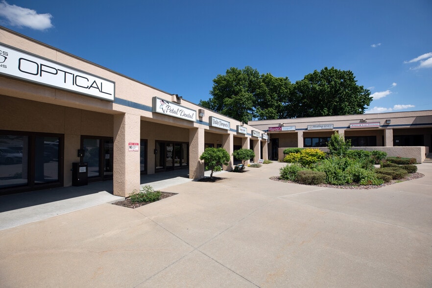 6651 N Oak Trfy, Kansas City, MO for lease - Building Photo - Image 3 of 5