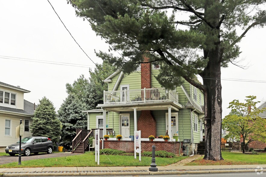 213 Clements Bridge Rd, Barrington, NJ 08007