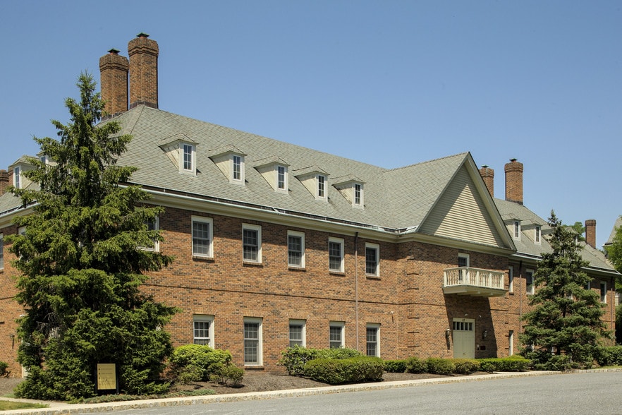 67 Beaver Ave, Clinton Township, NJ for sale - Primary Photo - Image 1 of 4