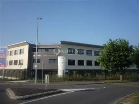 Office in Chanteloup-les-Vignes for lease Building Photo- Image 1 of 7