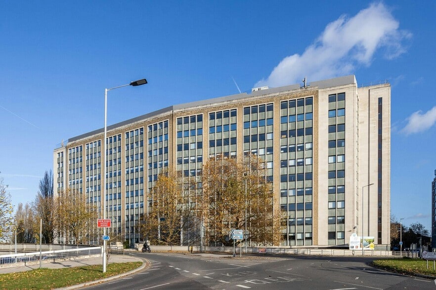 Reading Bridge, Reading for lease - Building Photo - Image 2 of 17