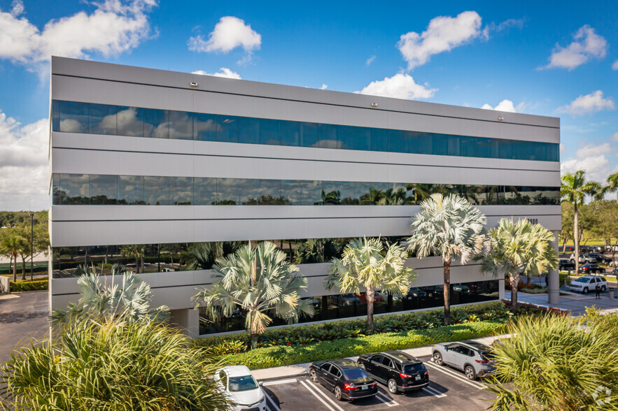 7900 Oak Ln, Miami Lakes, FL for lease - Building Photo - Image 3 of 6