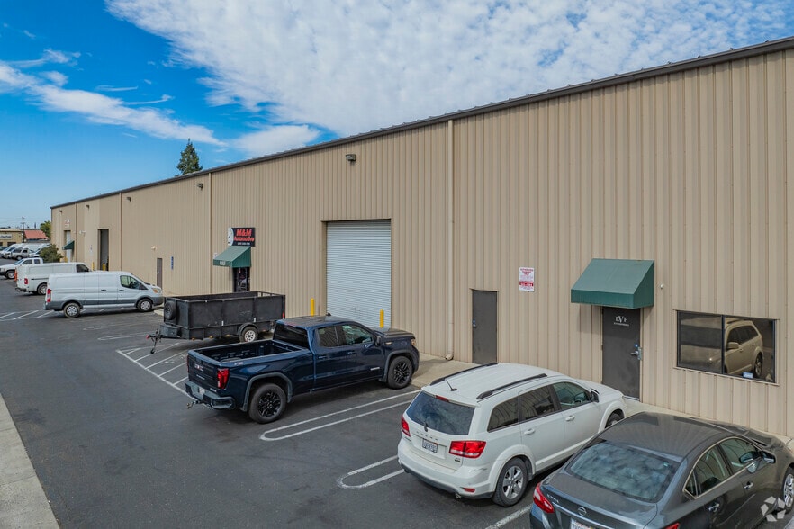 615-621 Kansas Ave, Modesto, CA for lease - Building Photo - Image 2 of 14