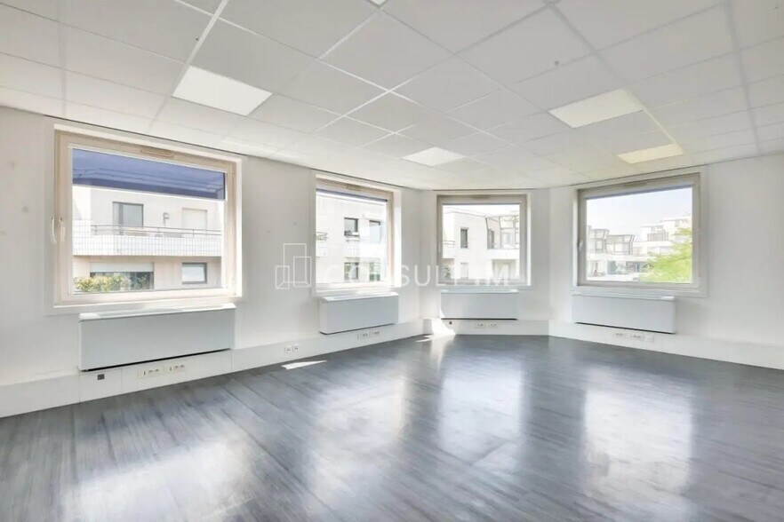Office in Suresnes for lease - Building Photo - Image 2 of 7
