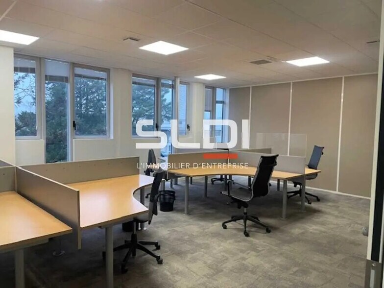 Office in Rillieux-la-Pape for lease - Building Photo - Image 2 of 10