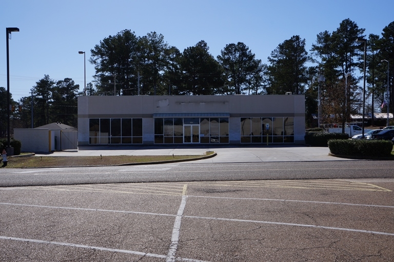 101 Edgewood Dr, Mccomb, MS for sale Primary Photo- Image 1 of 1