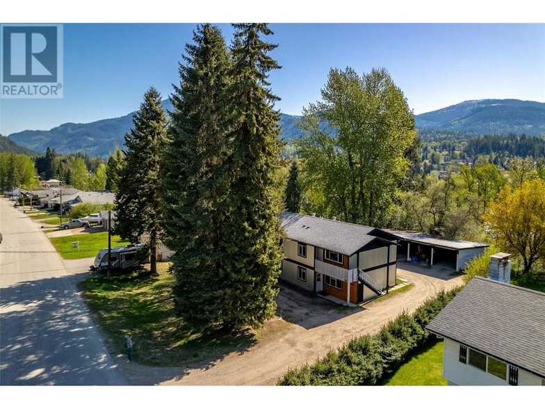 1810 1 St, Fruitvale, BC for sale - Building Photo - Image 2 of 24