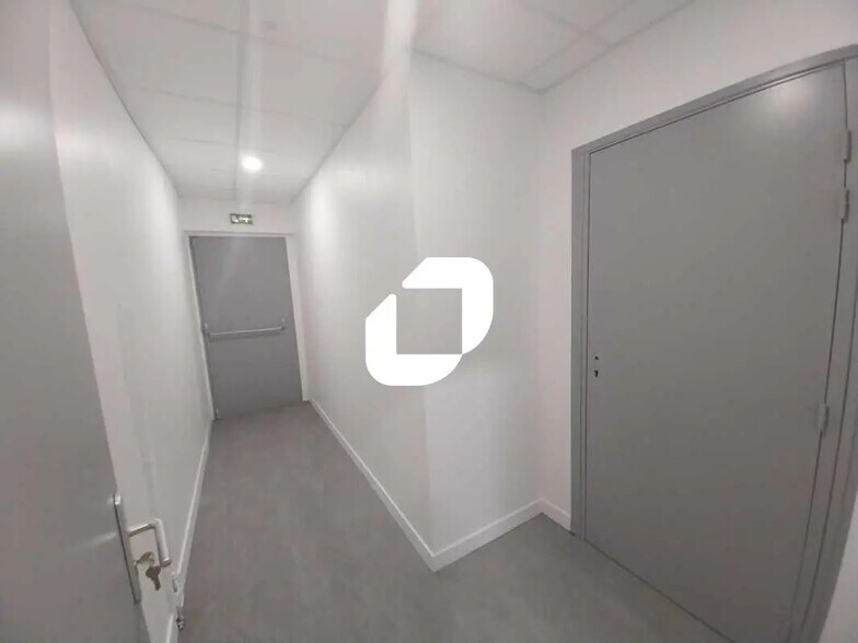 Flex in Magny-en-Vexin for lease - Interior Photo - Image 2 of 16