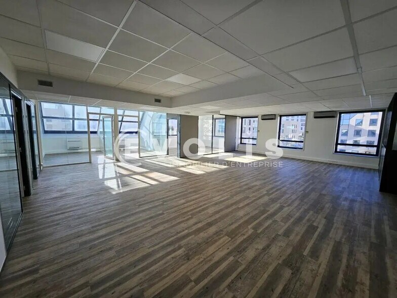 Office in Antony for lease - Building Photo - Image 2 of 27