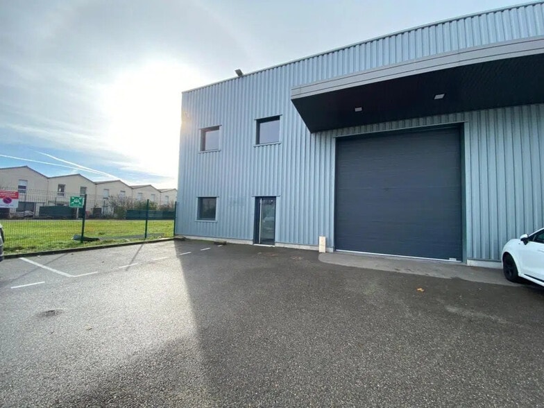 Flex in Saint-Priest for lease - Building Photo - Image 1 of 9