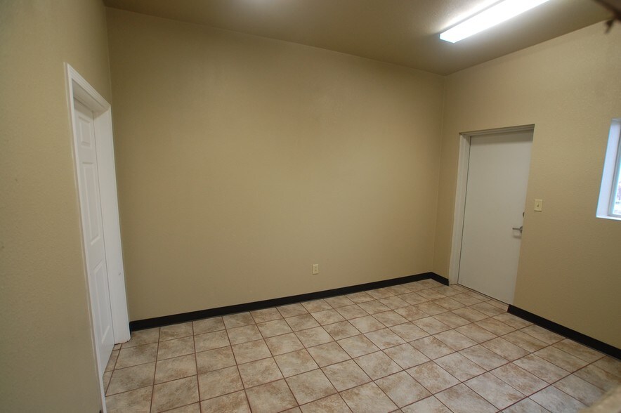 12401 University Ave, Lubbock, TX for lease - Interior Photo - Image 2 of 11