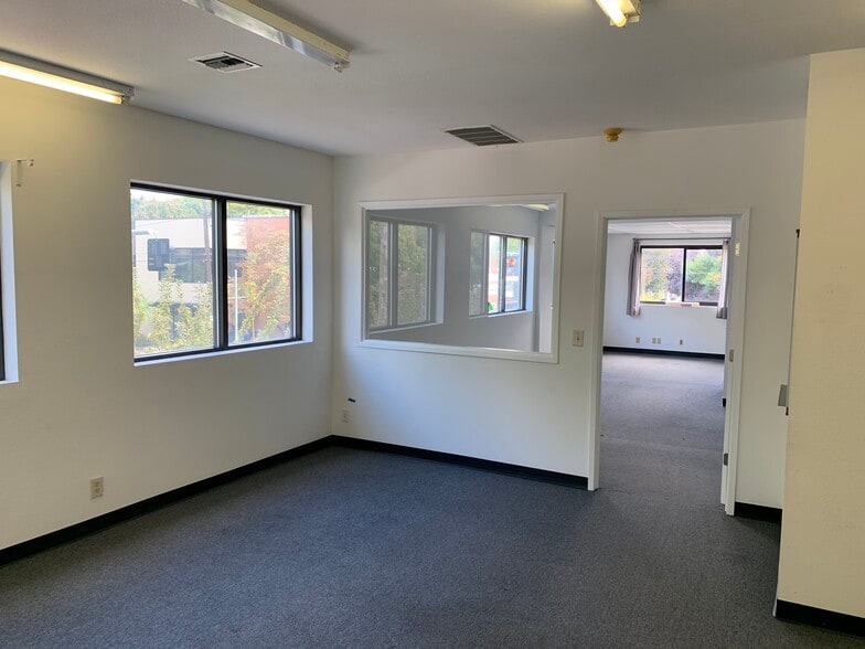 2518-2524 NE Broadway St, Portland, OR for lease - Building Photo - Image 2 of 11