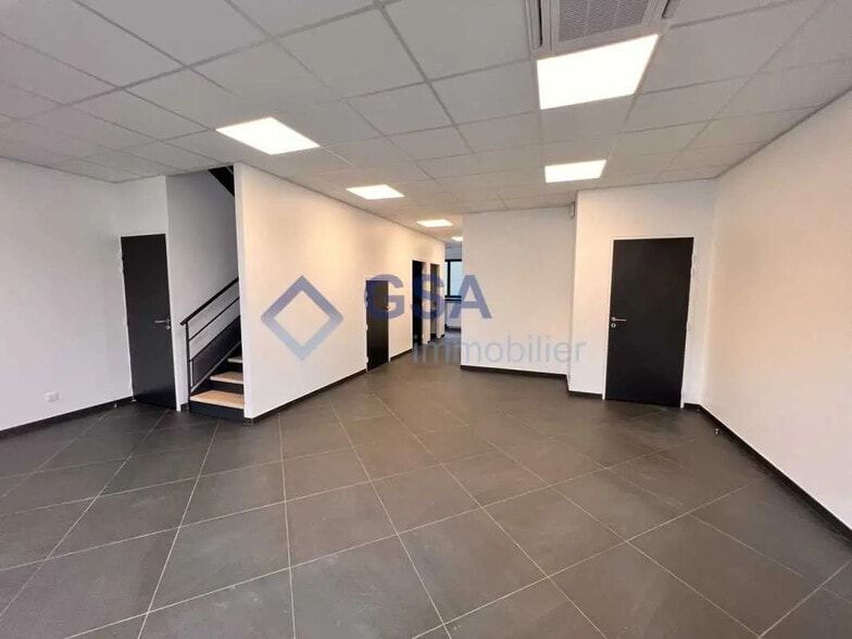 Office in Saint-Pierre-du-Perray for lease - Interior Photo - Image 2 of 10
