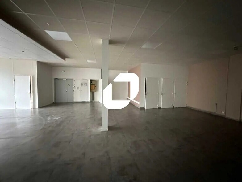 Flex in Sartrouville for lease - Interior Photo - Image 2 of 23