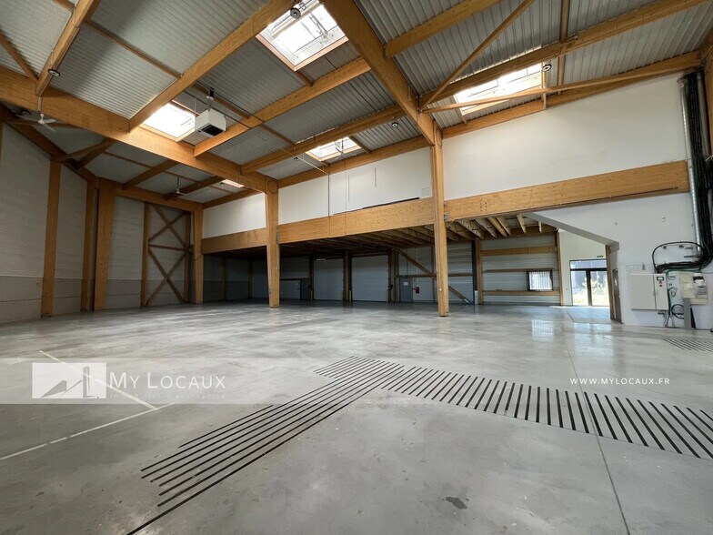 Flex in Romainville for lease - Interior Photo - Image 3 of 9