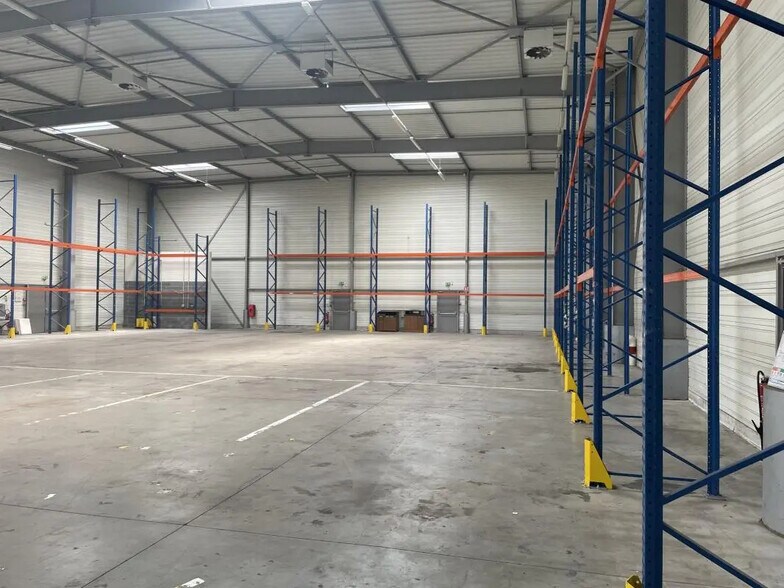 Office in Cambrai for lease - Interior Photo - Image 2 of 4