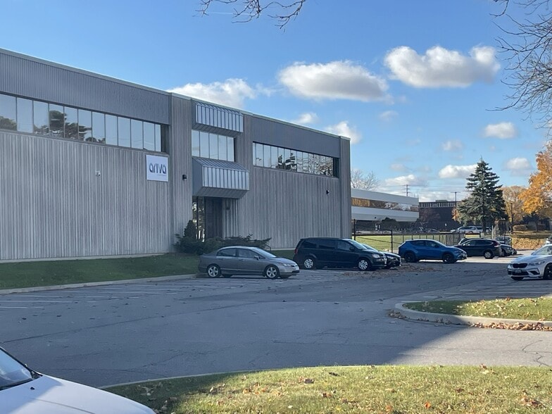 1330 Courtneypark Dr E, Mississauga, ON for lease - Building Photo - Image 2 of 5