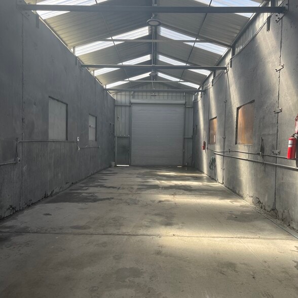 2805 Los Flores Blvd, Lynwood, CA for lease - Building Photo - Image 3 of 5