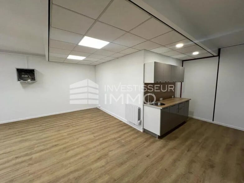 Office in Torcy for lease - Interior Photo - Image 2 of 11