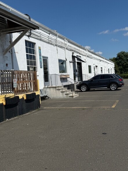 635 New Park Ave, West Hartford, CT for lease - Building Photo - Image 2 of 24