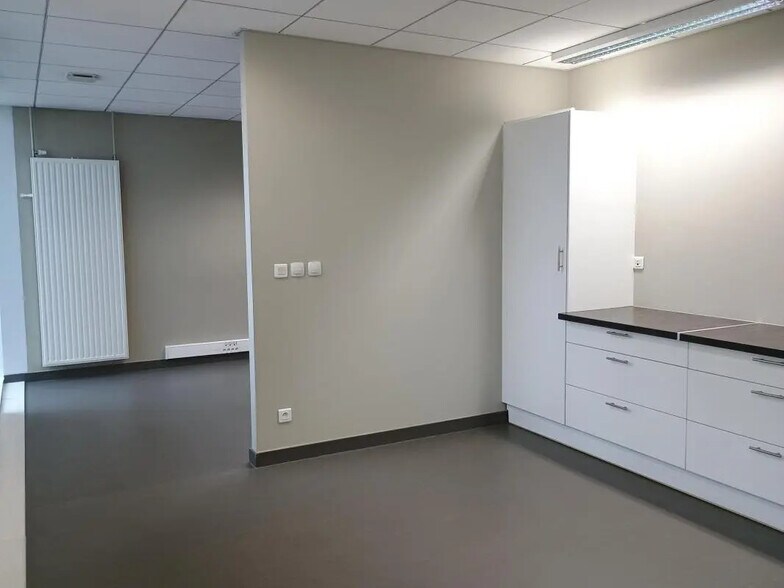 110 4 Rue Germaine Tillion, Saint-Genis-Pouilly for lease - Building Photo - Image 1 of 9