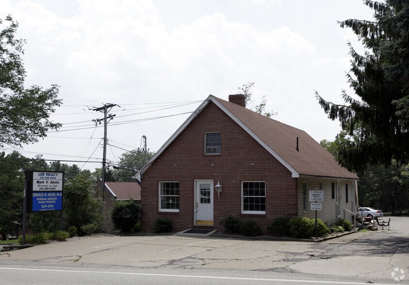 944 Beaver Grade Rd, Coraopolis, PA 15108