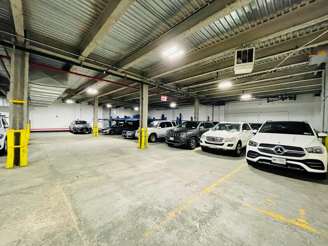 13633 37th Ave, Flushing, NY 11354 Renaissance Tower Parking