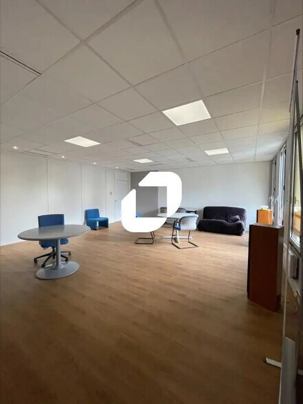 Office in Meylan for lease - Interior Photo - Image 3 of 8