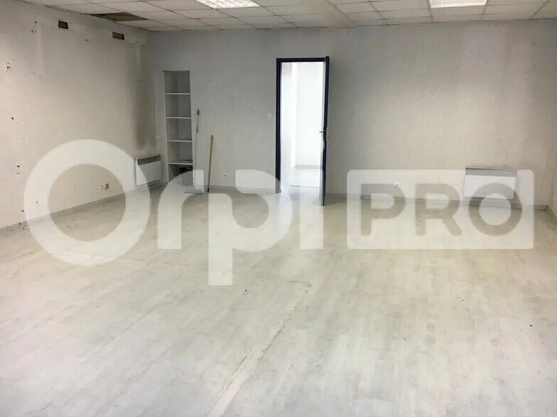 Retail in Montluçon for sale - Interior Photo - Image 2 of 6