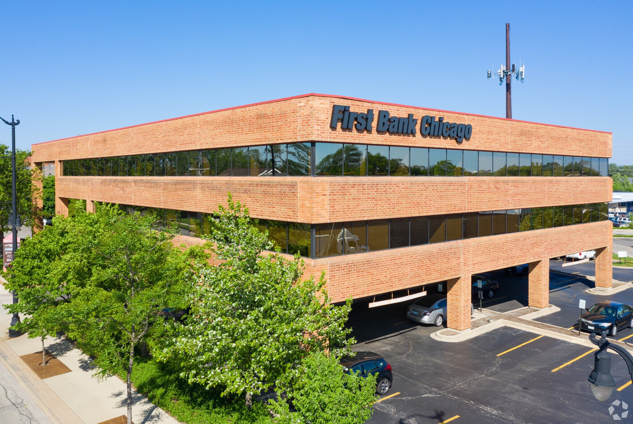 8831-8833 Gross Point Rd, Skokie, IL for lease Primary Photo- Image 1 of 20