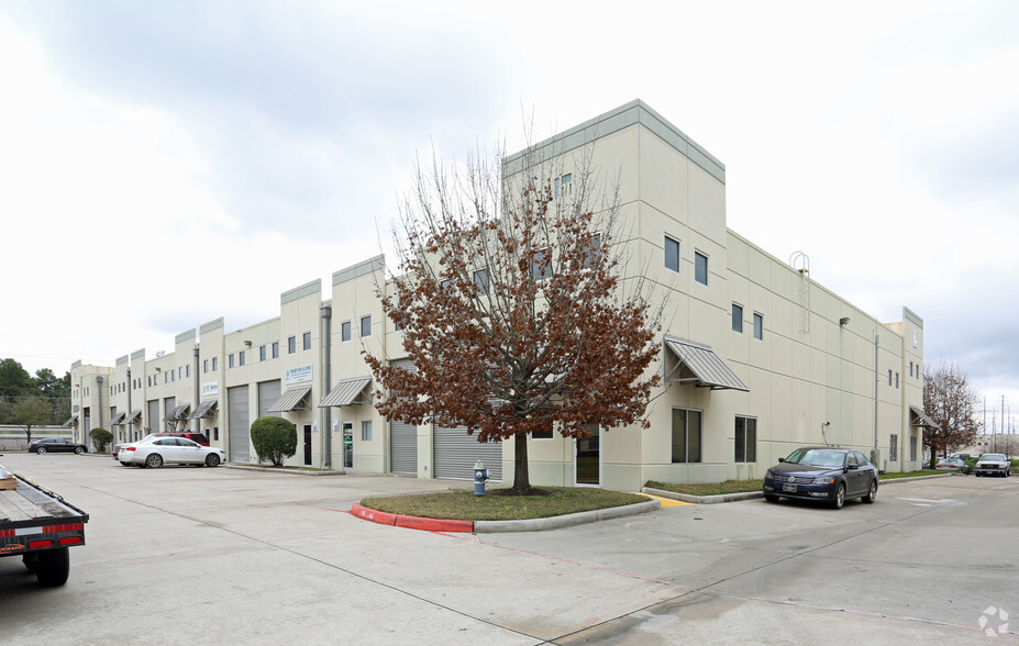 5750 N Sam Houston Pky E, Houston, TX for lease - Building Photo - Image 2 of 10