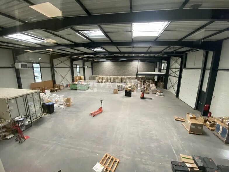 Flex in Saint-Priest for lease - Interior Photo - Image 3 of 20