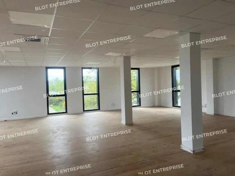 Office in Vannes for lease - Building Photo - Image 2 of 6