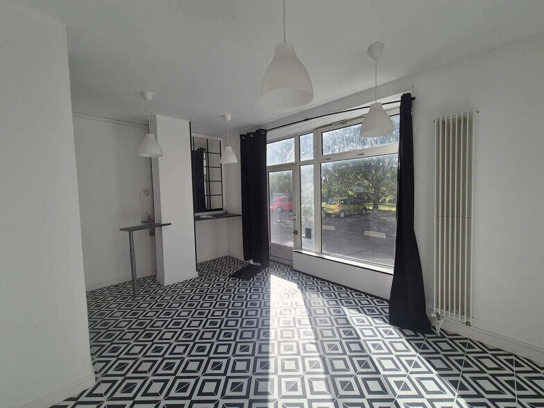 Retail in Châtillon for lease - Interior Photo - Image 2 of 6