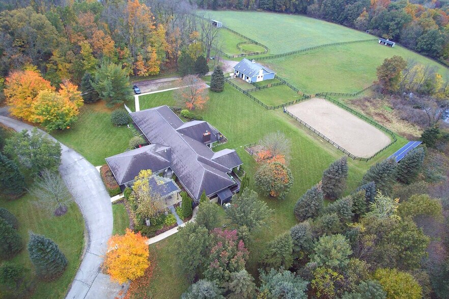 19086 Tipsico Lake Rd, Fenton, MI for sale - Building Photo - Image 1 of 1