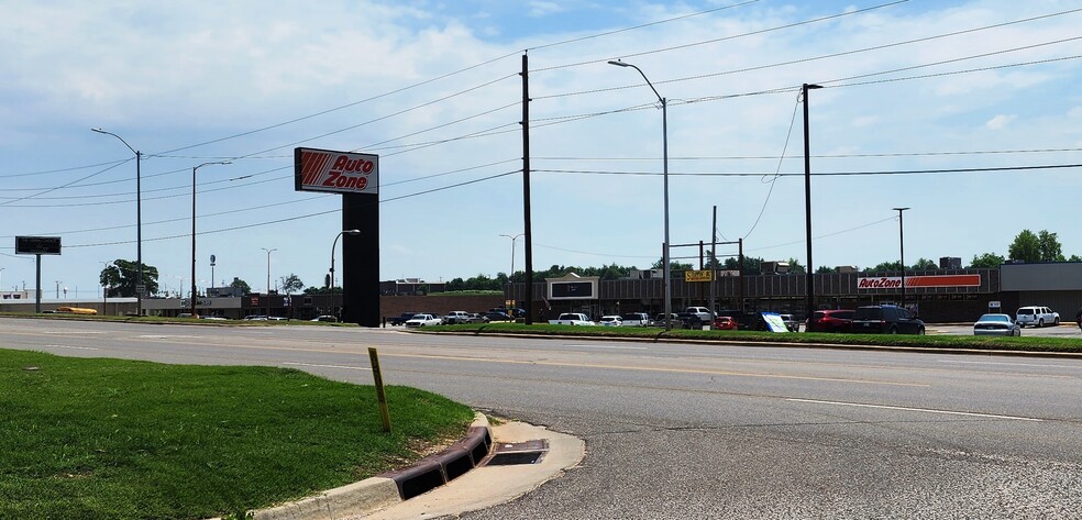 601-621 W Grand Ave, Chickasha, OK for lease - Building Photo - Image 3 of 11